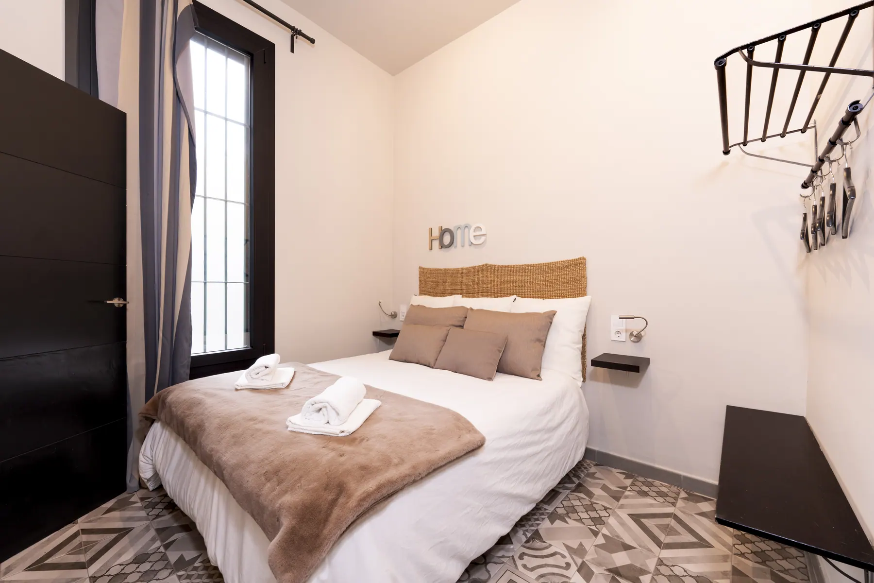 Bedroom with natural-fibre headboard