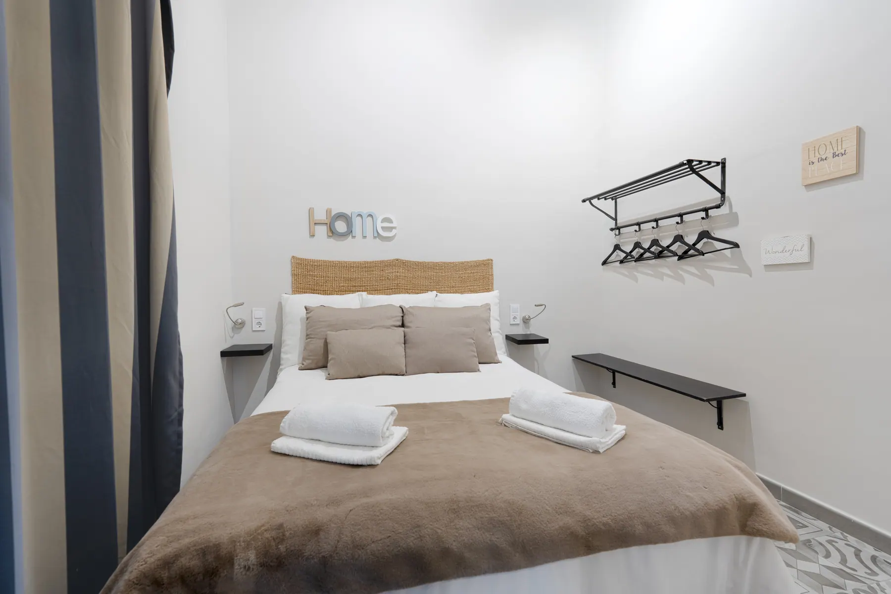 Bedroom with hotel towels