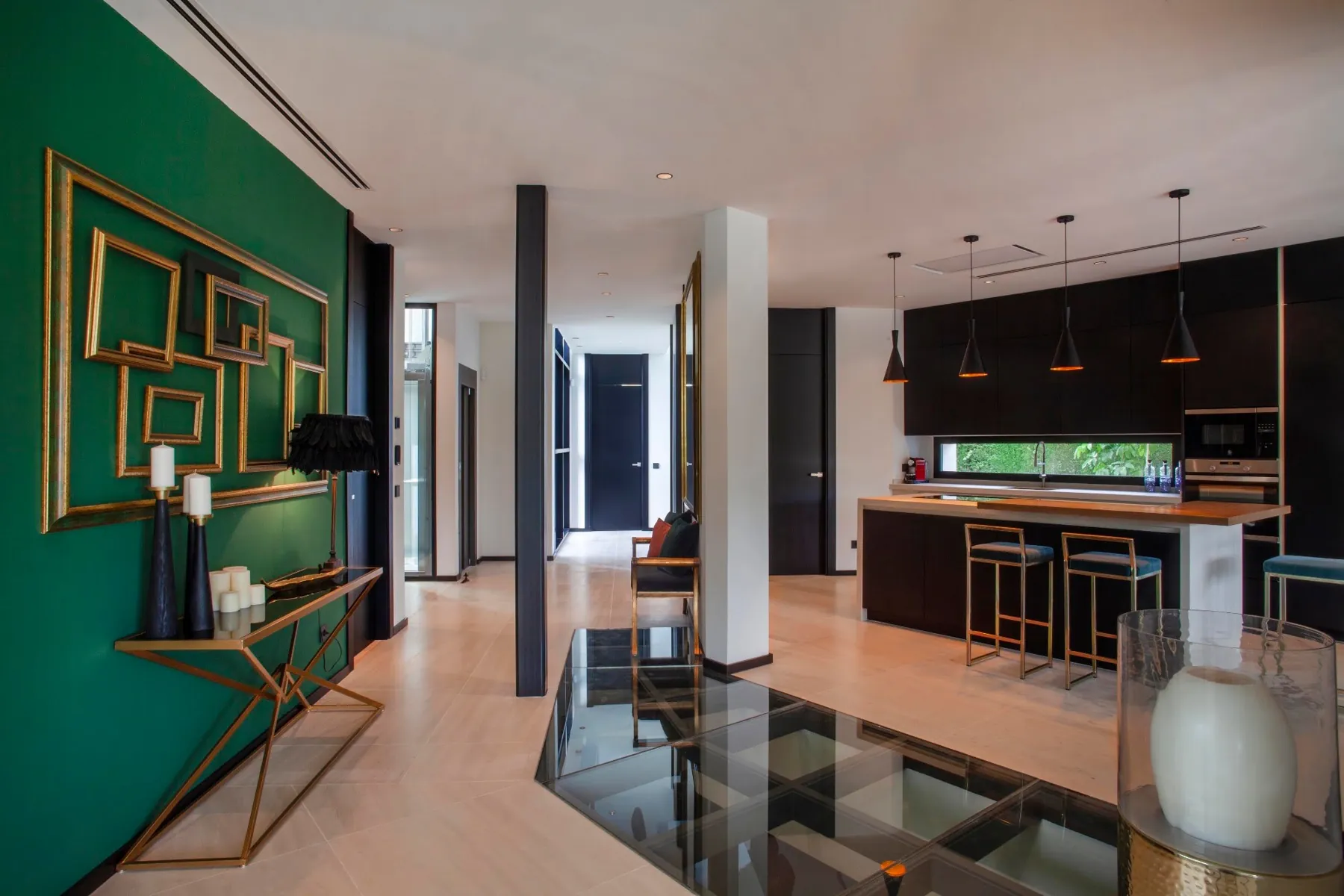 Recibidor con pared verde y suelo de cristal