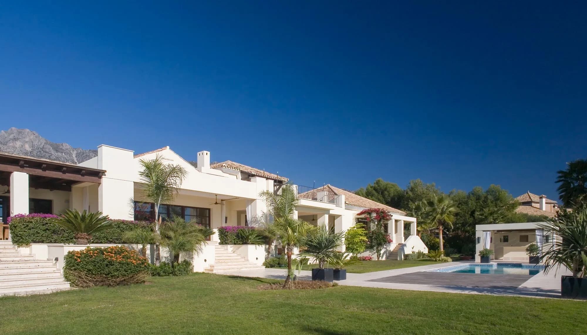 Villa Alcazaba con jardín y piscina bajo la sierra
