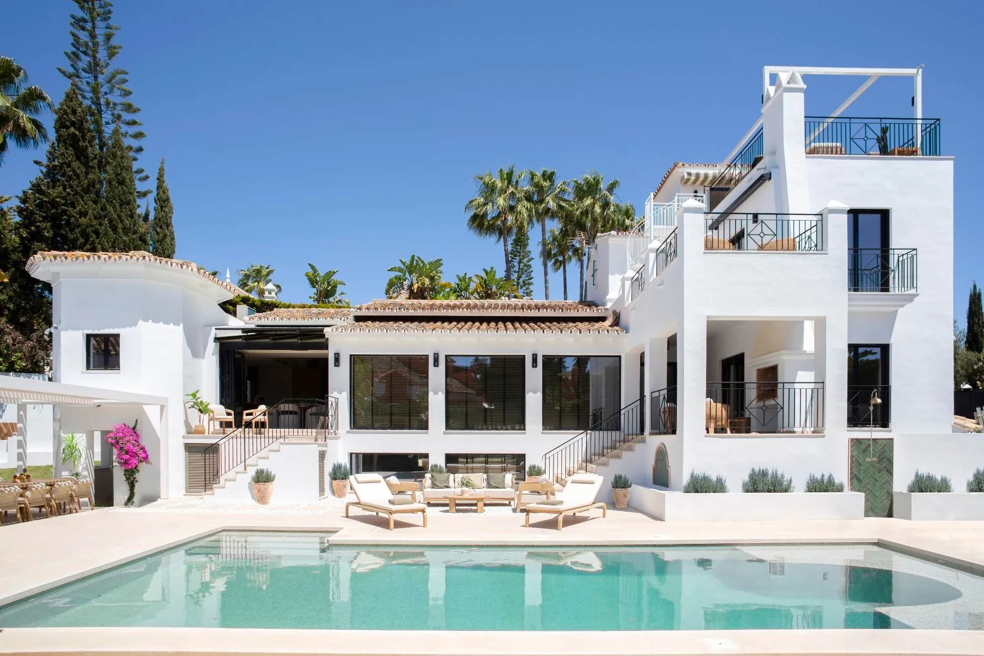 Villa Azahar con piscina y terrazas blancas