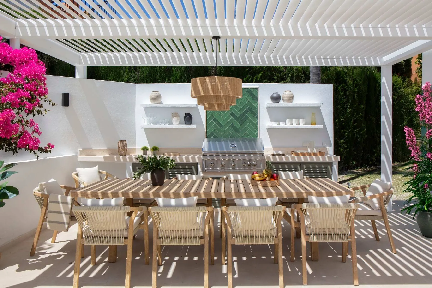 Comedor exterior bajo pérgola