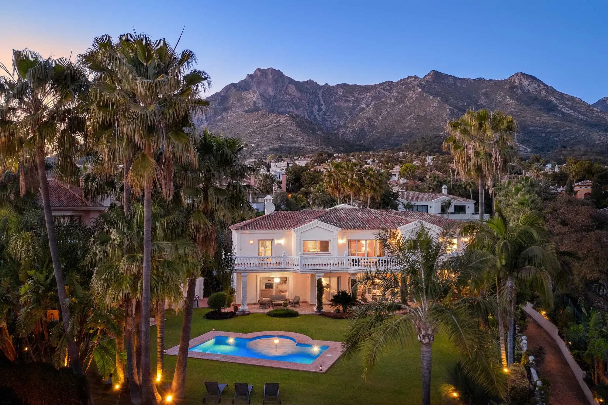 Villa Magnolia iluminada al anochecer bajo La Concha