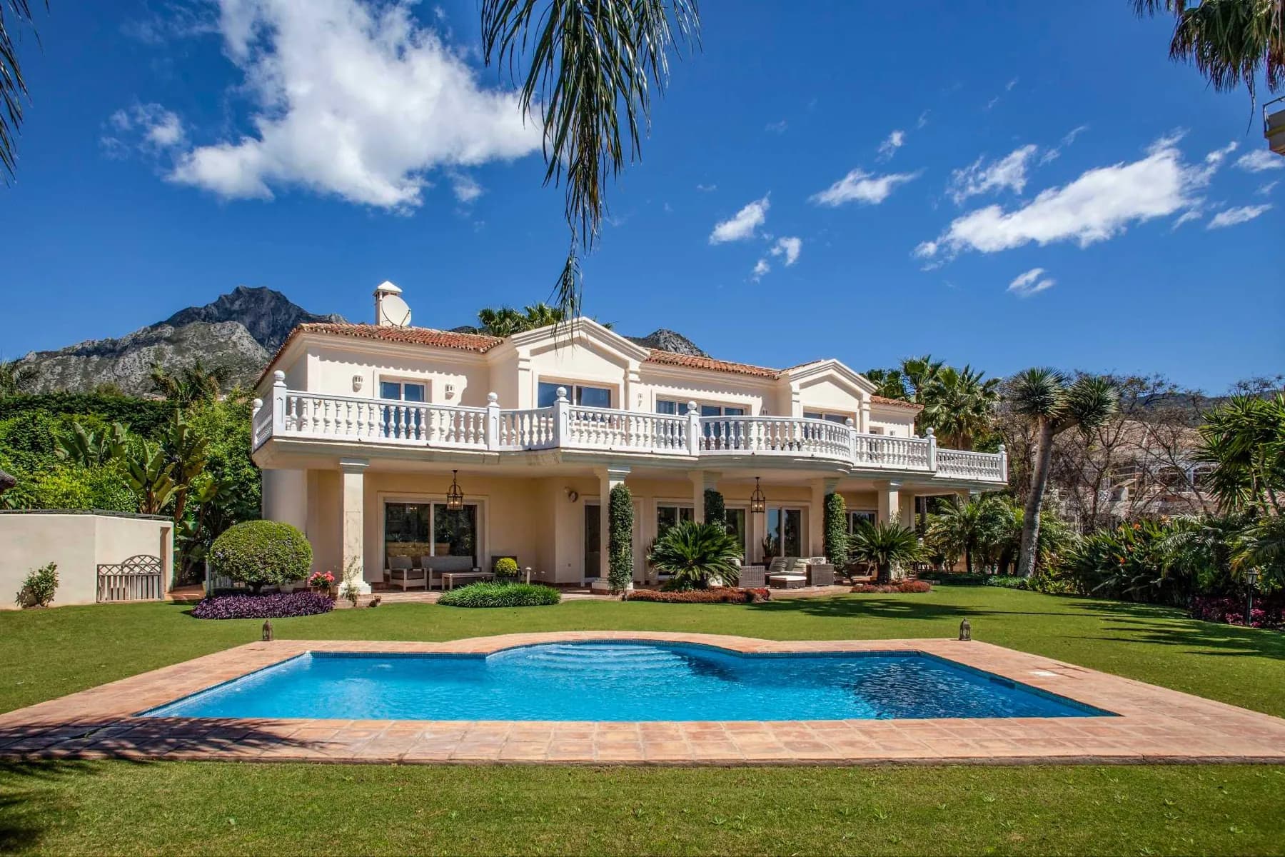 Classic villa with pool and garden in Sierra Blanca