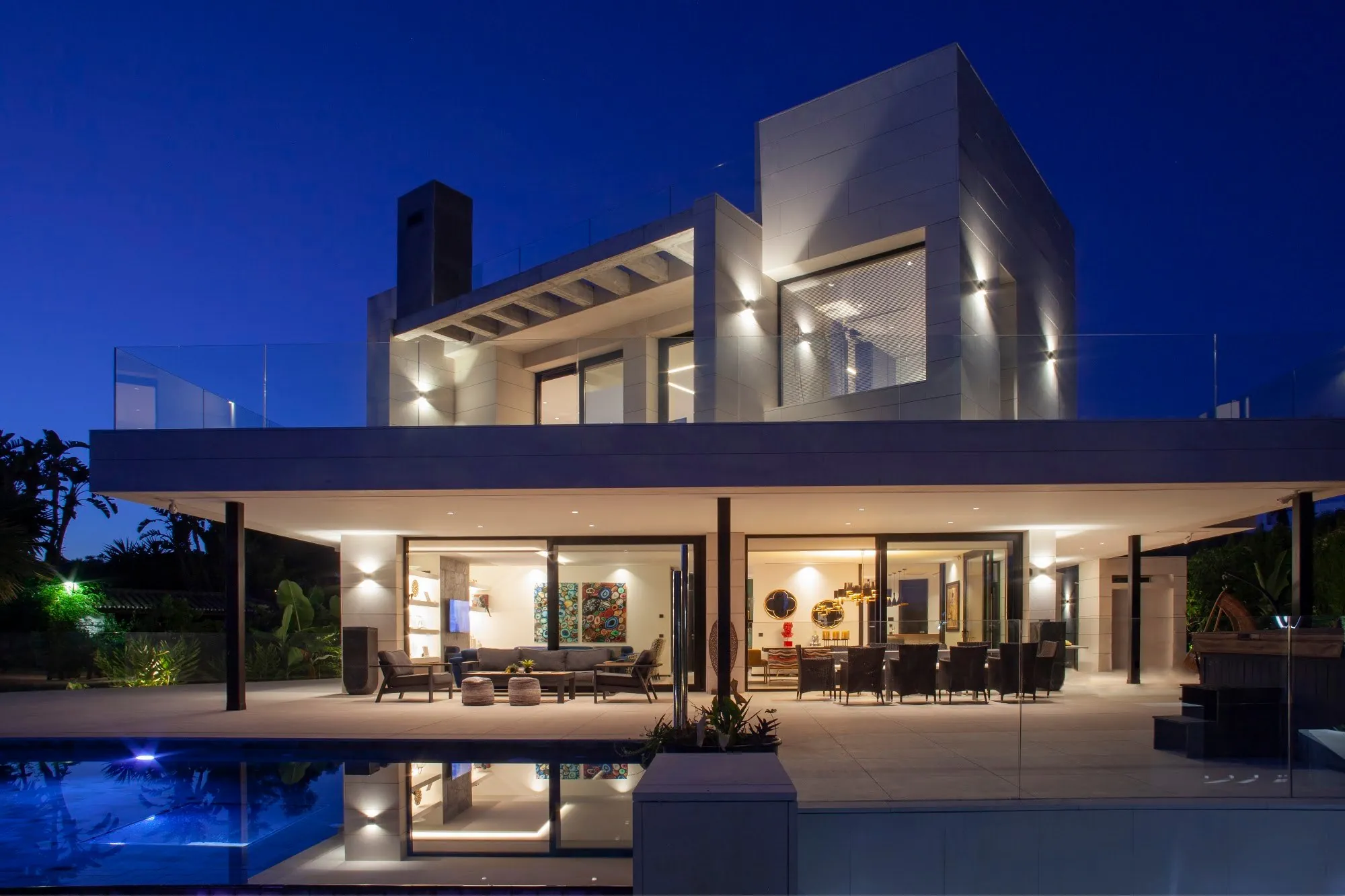 Villa Ónix iluminada de noche con la piscina