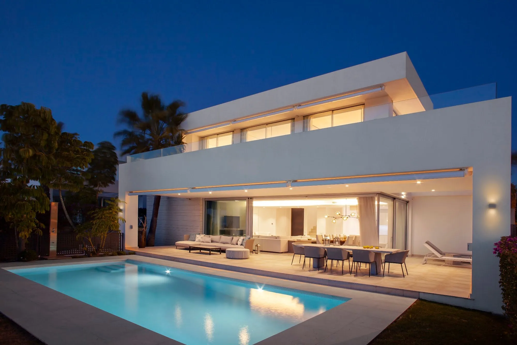 Villa Serena al anochecer con la piscina iluminada