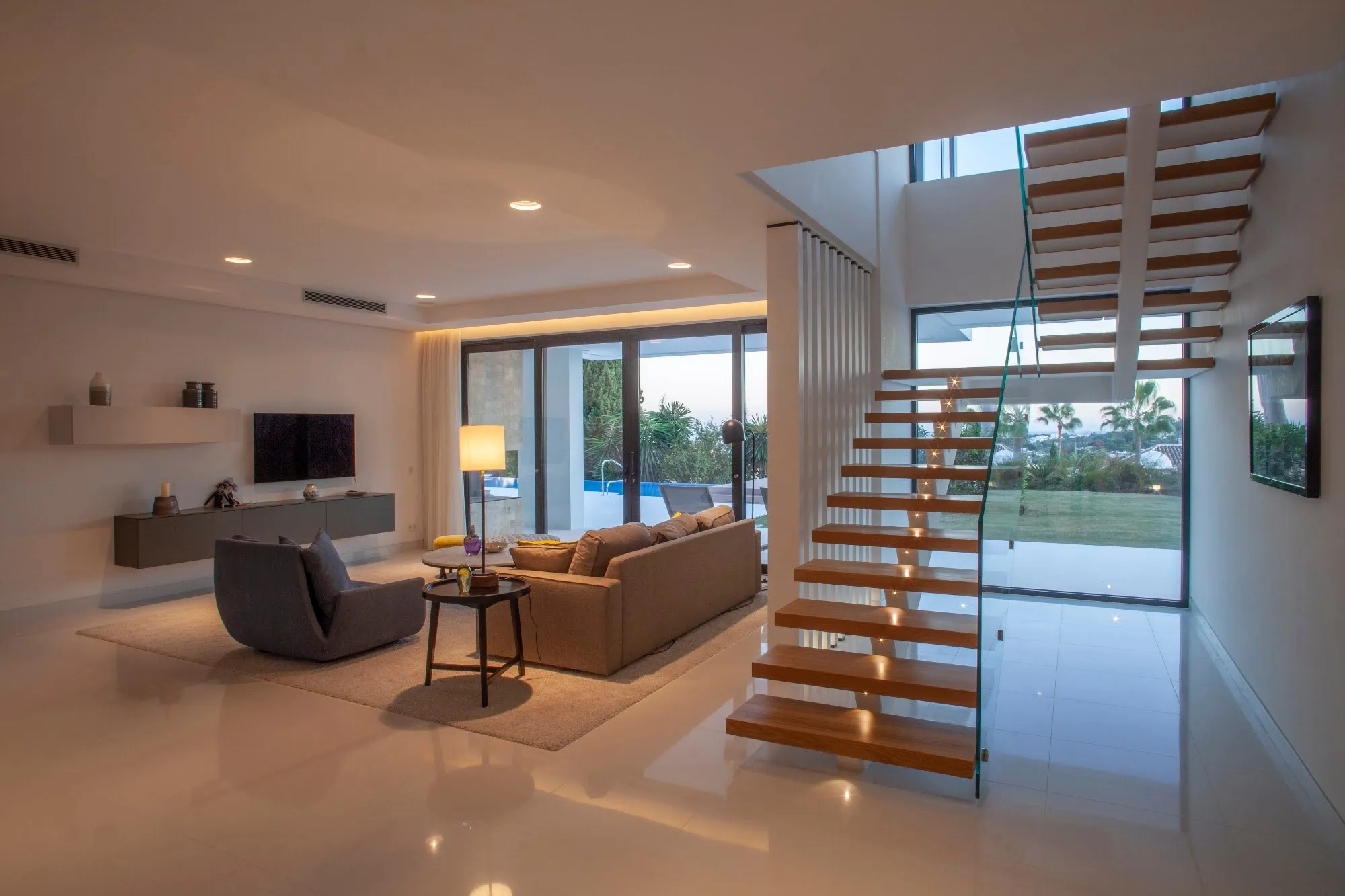 Salón con escalera volada