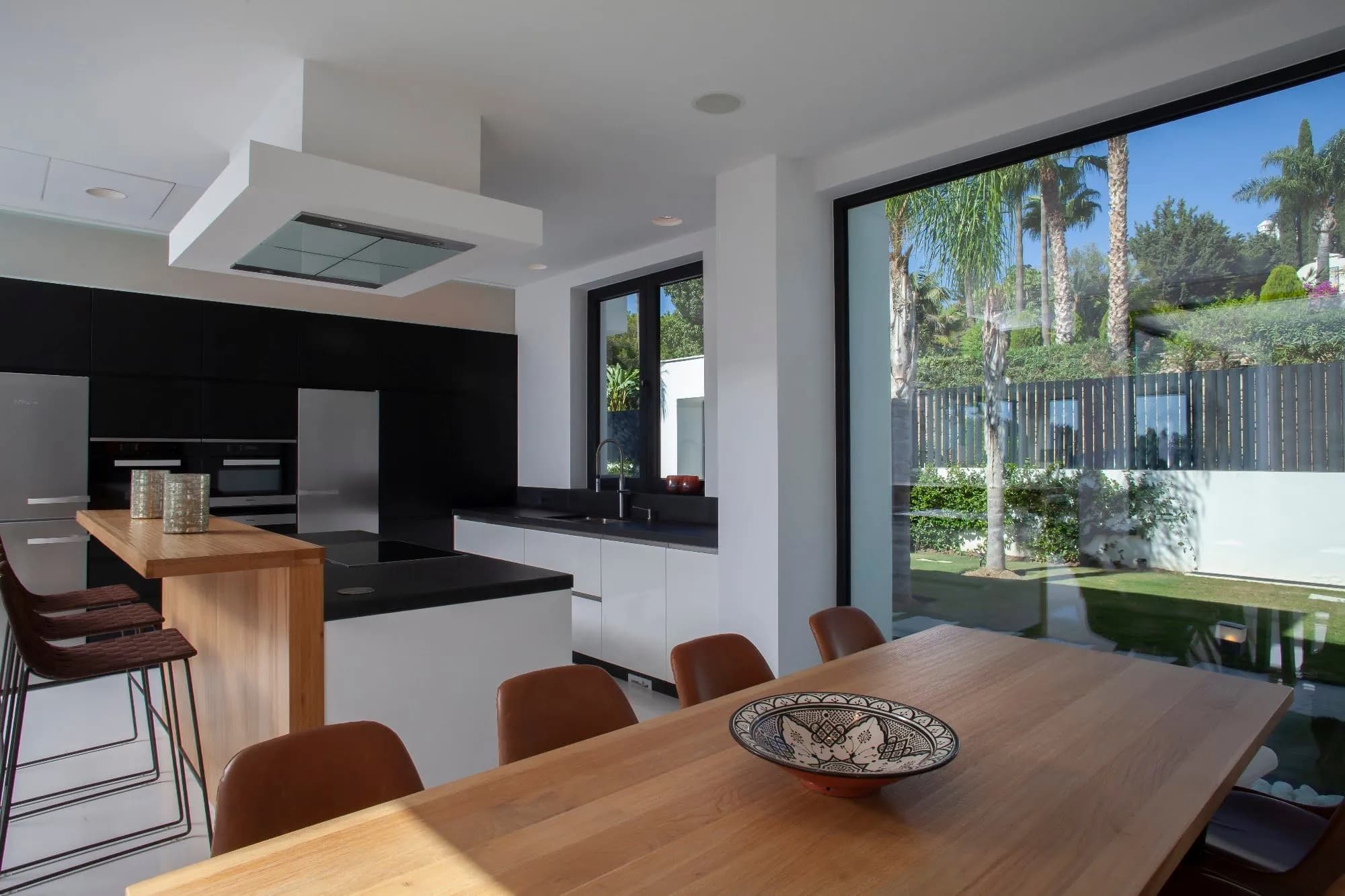 Cocina abierta con mesa de madera