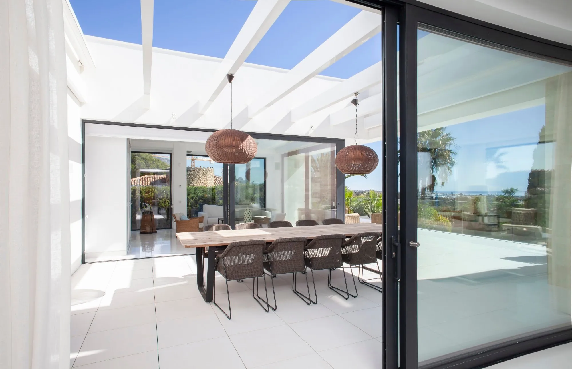 Terraza cubierta con comedor exterior