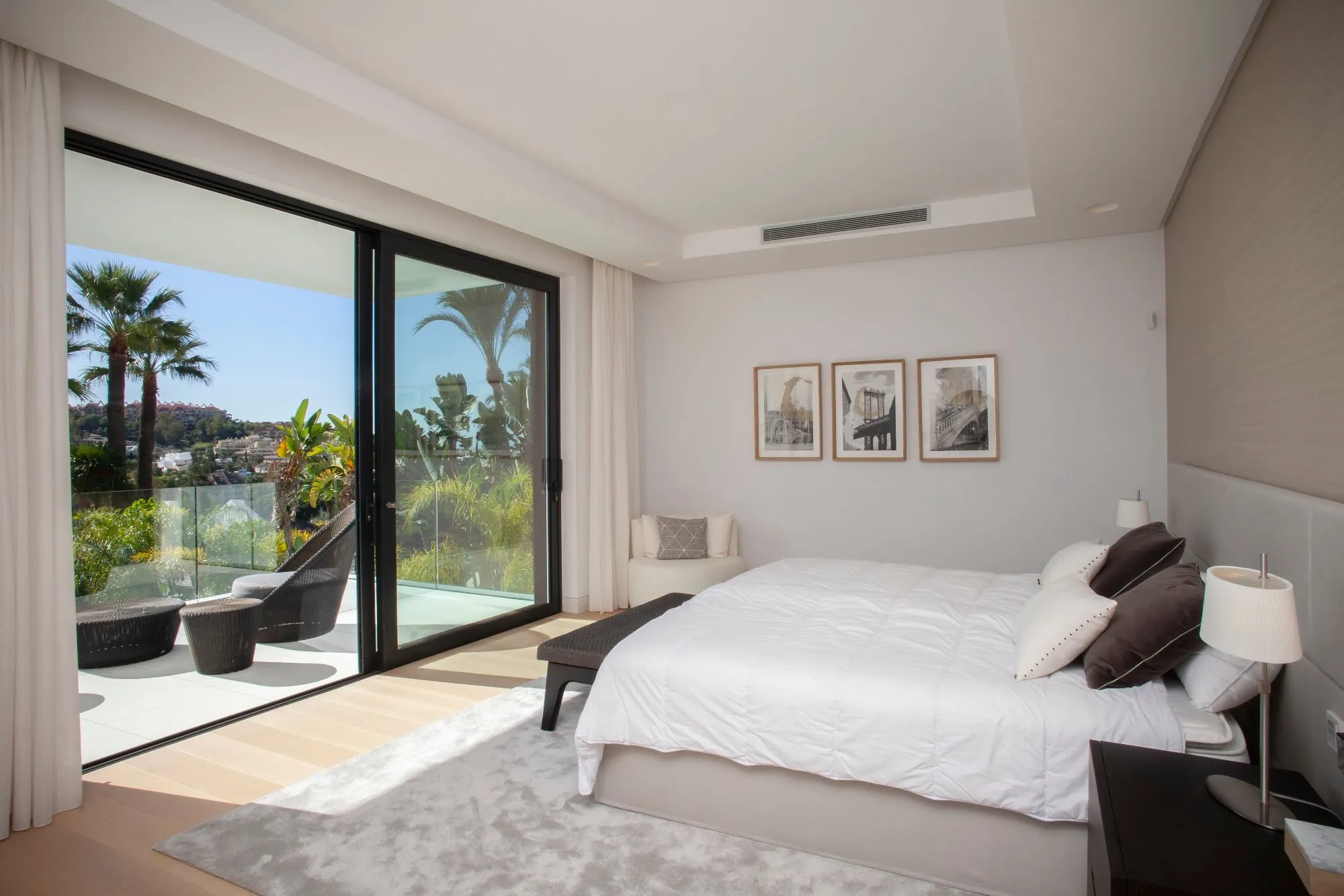 Dormitorio con salida al jardín