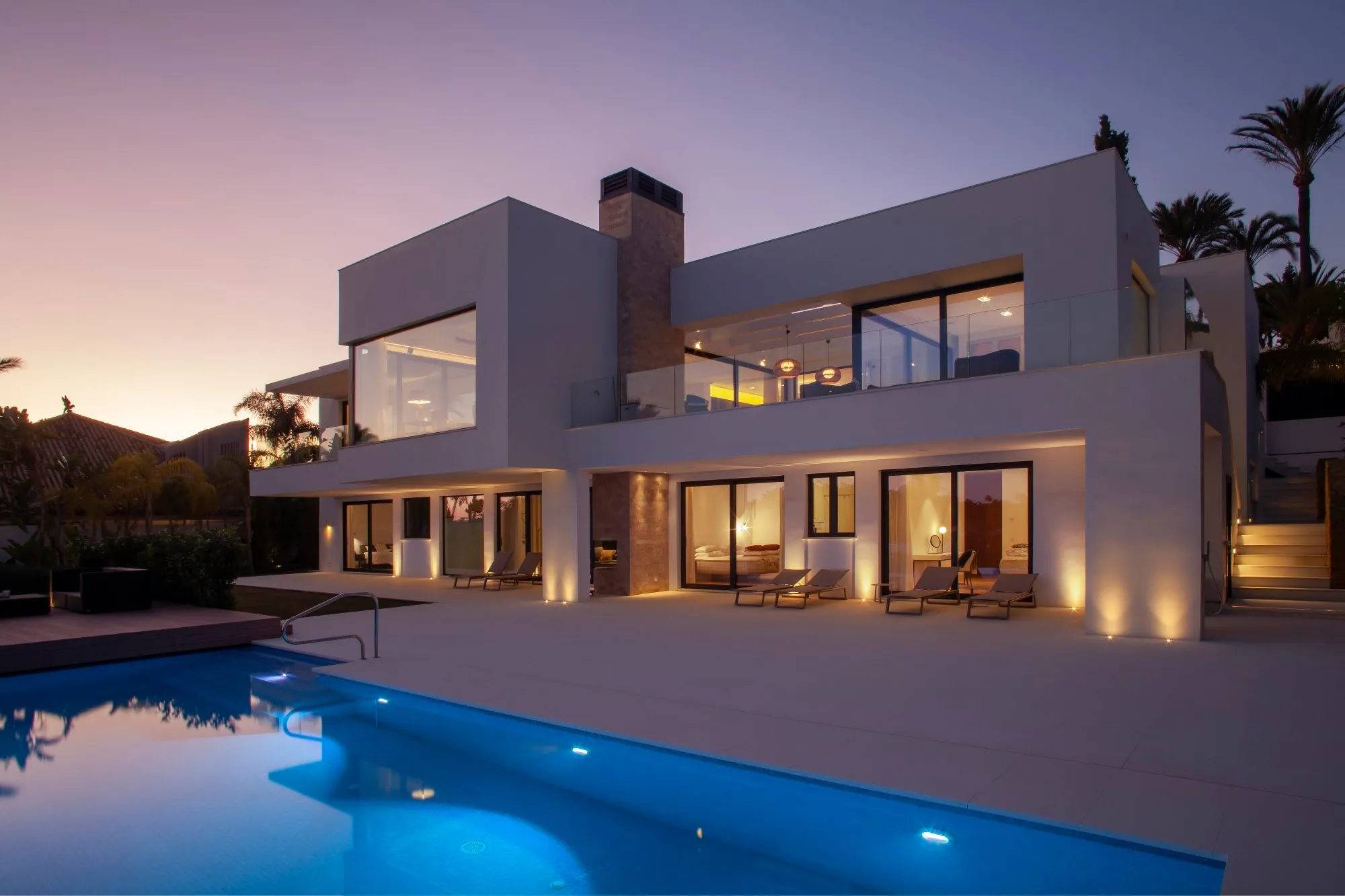 Piscina iluminada al atardecer