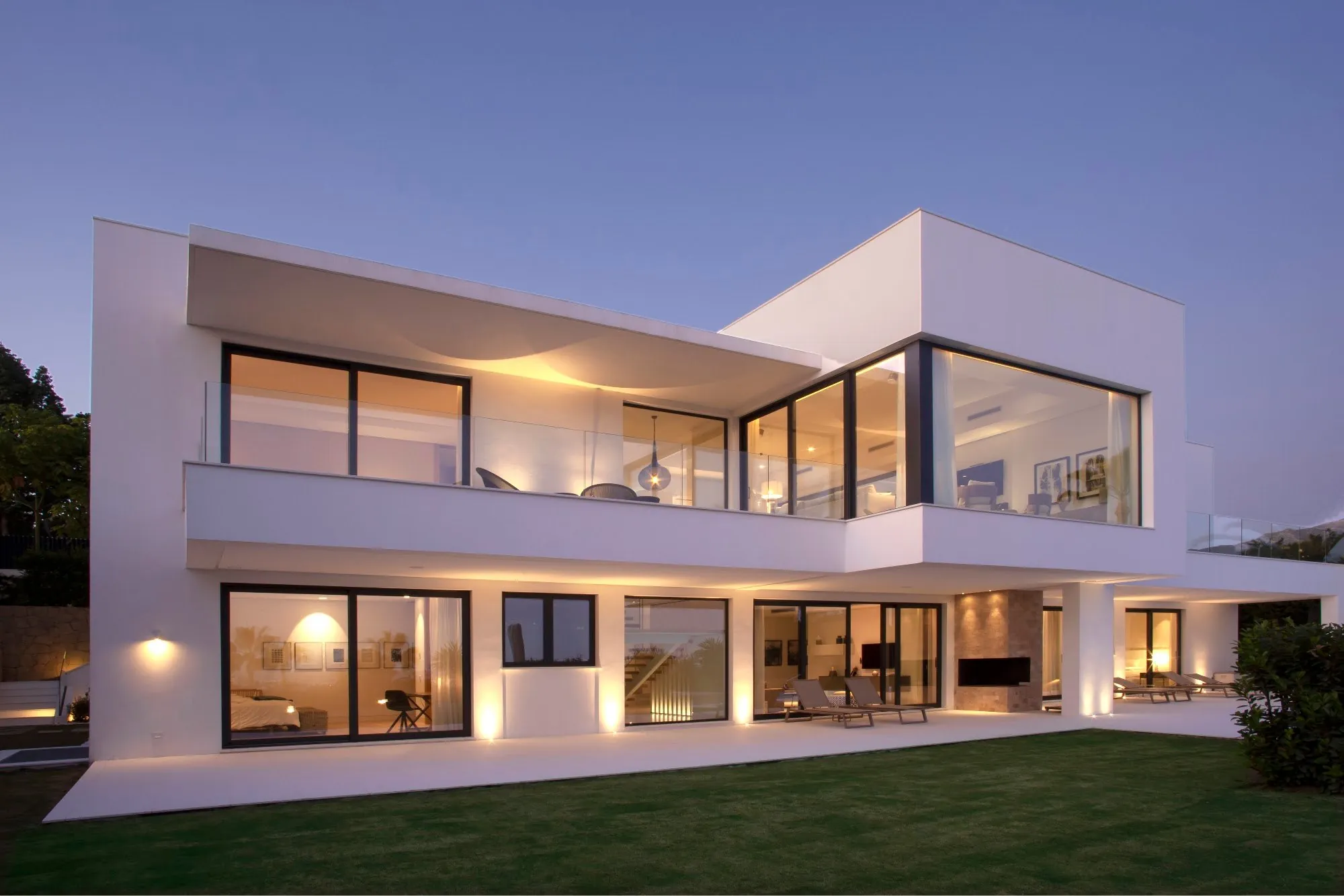Fachada de la villa al anochecer